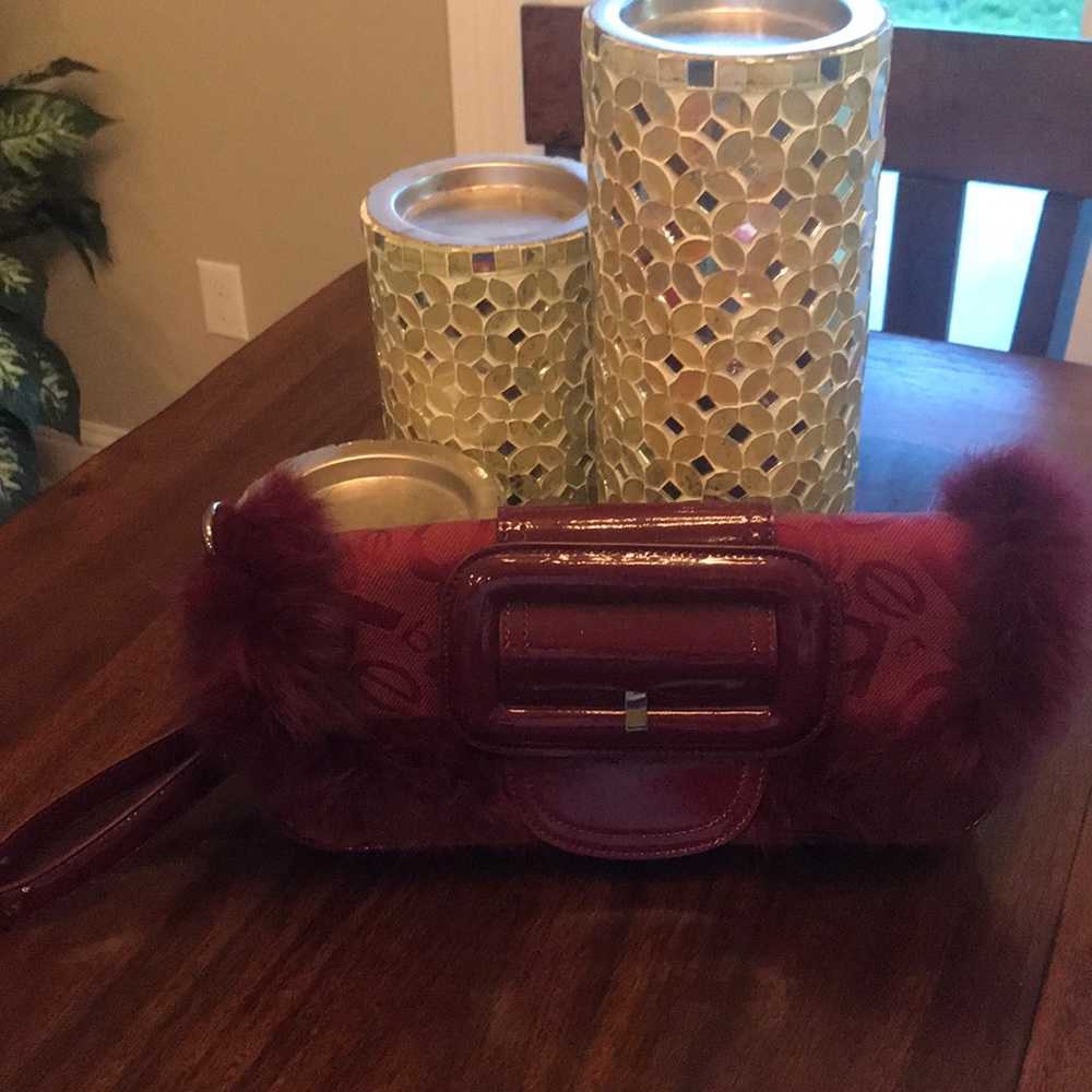 Bebe burgundy clutch wit the fur..looks new!